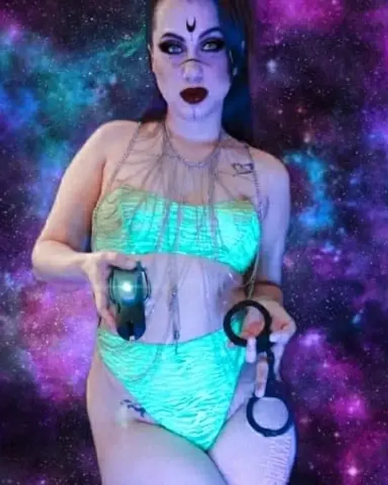 Hollygraphix Goddess Giantess Keyholder