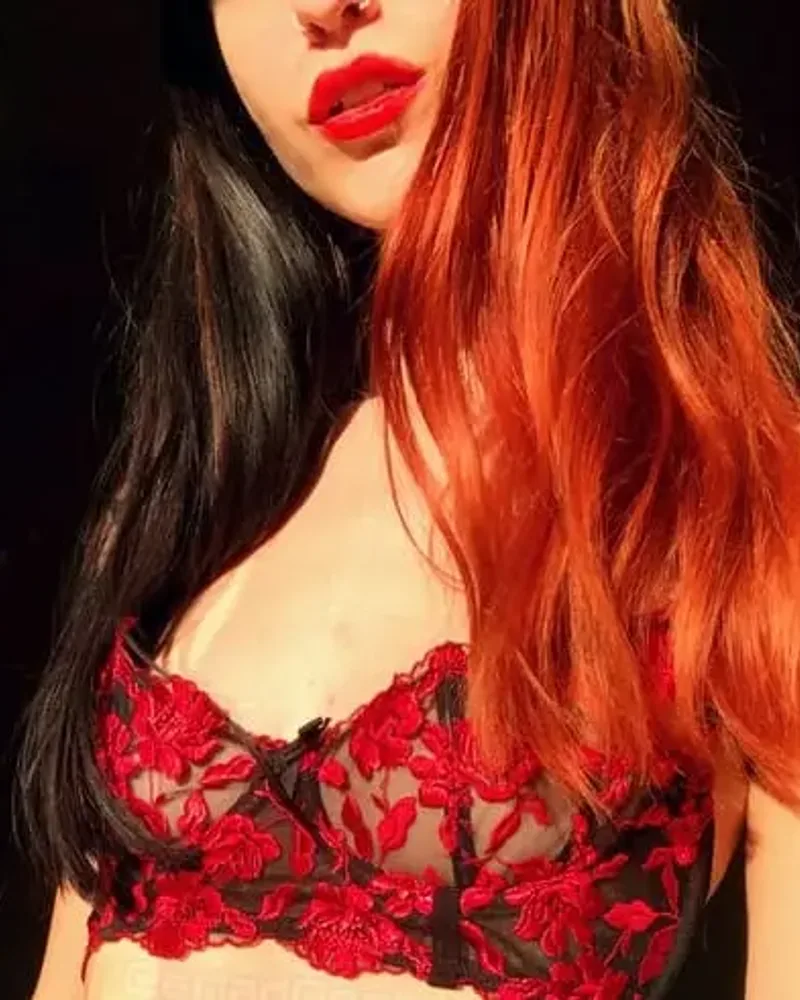 Cariad 🖤 PORN ON PAGE