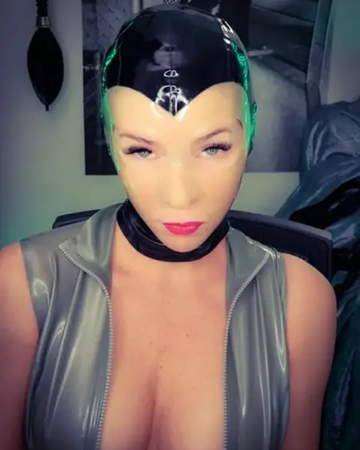 Latexrapture (scarlett) OnlyFans photo 1