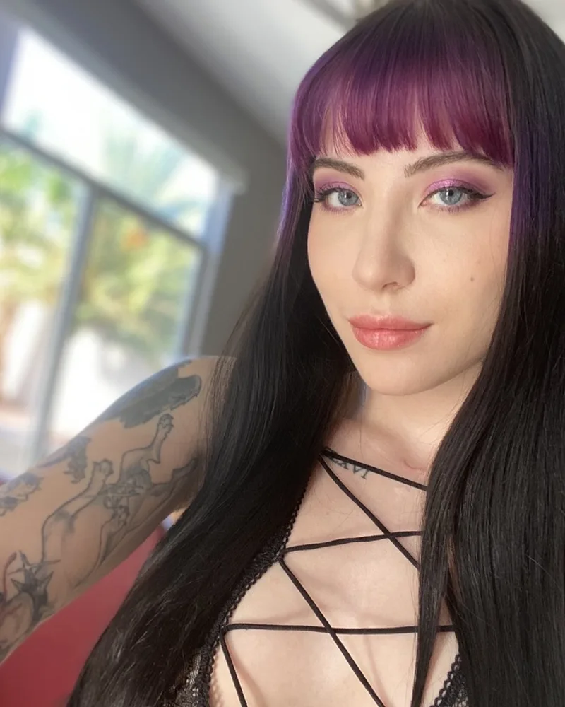 Charlotte 🌹 Your Goth Gf