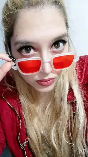 hotblondemel