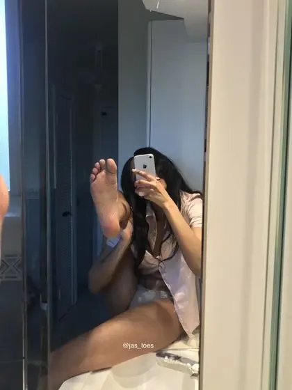 jas_toes