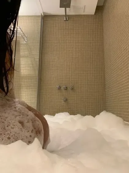 mia_exuberantbrunette