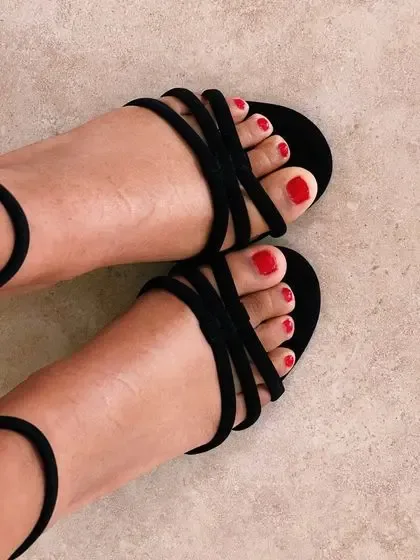 petiteebonyfeet