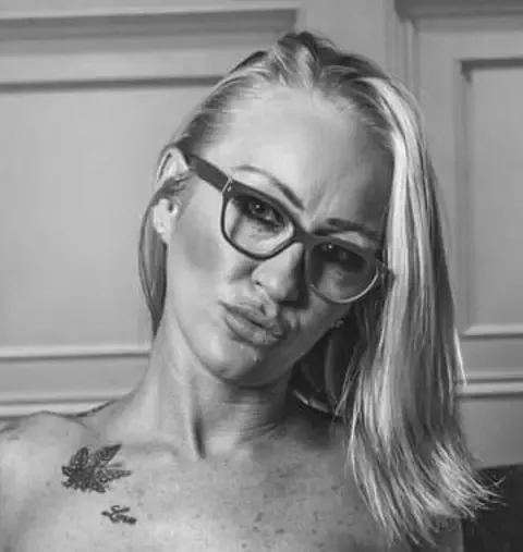 shy_blondebabe