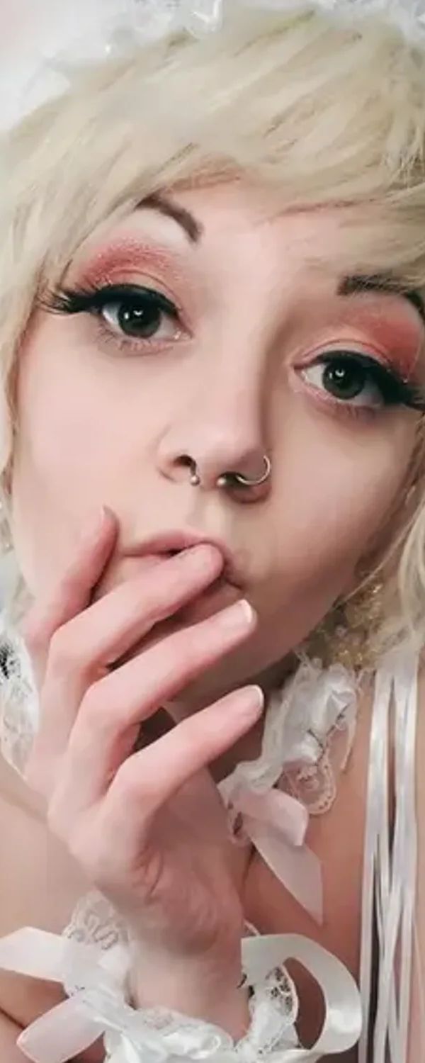 Naomi Vylit (free) OnlyFans photo 1