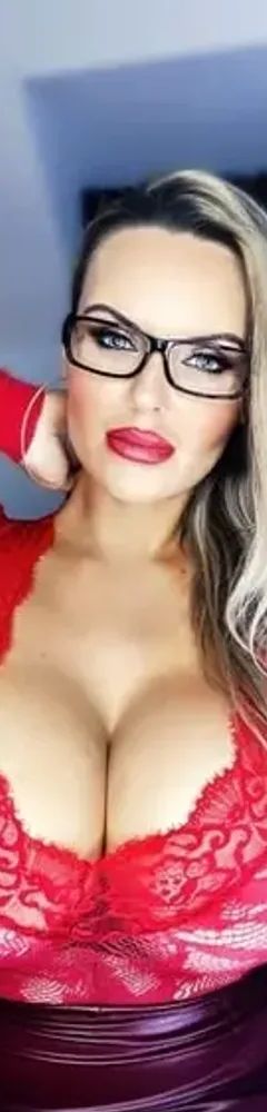 BRITISH BUSTY QUEEN 👸