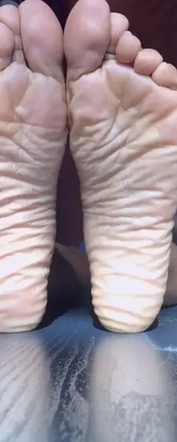 Littleebonyfeet OnlyFans photo 1