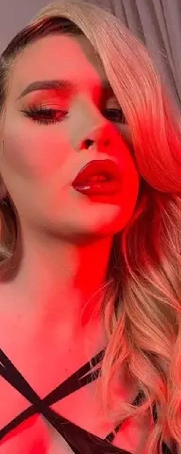Mummy - Hung British TS OnlyFans photo 1