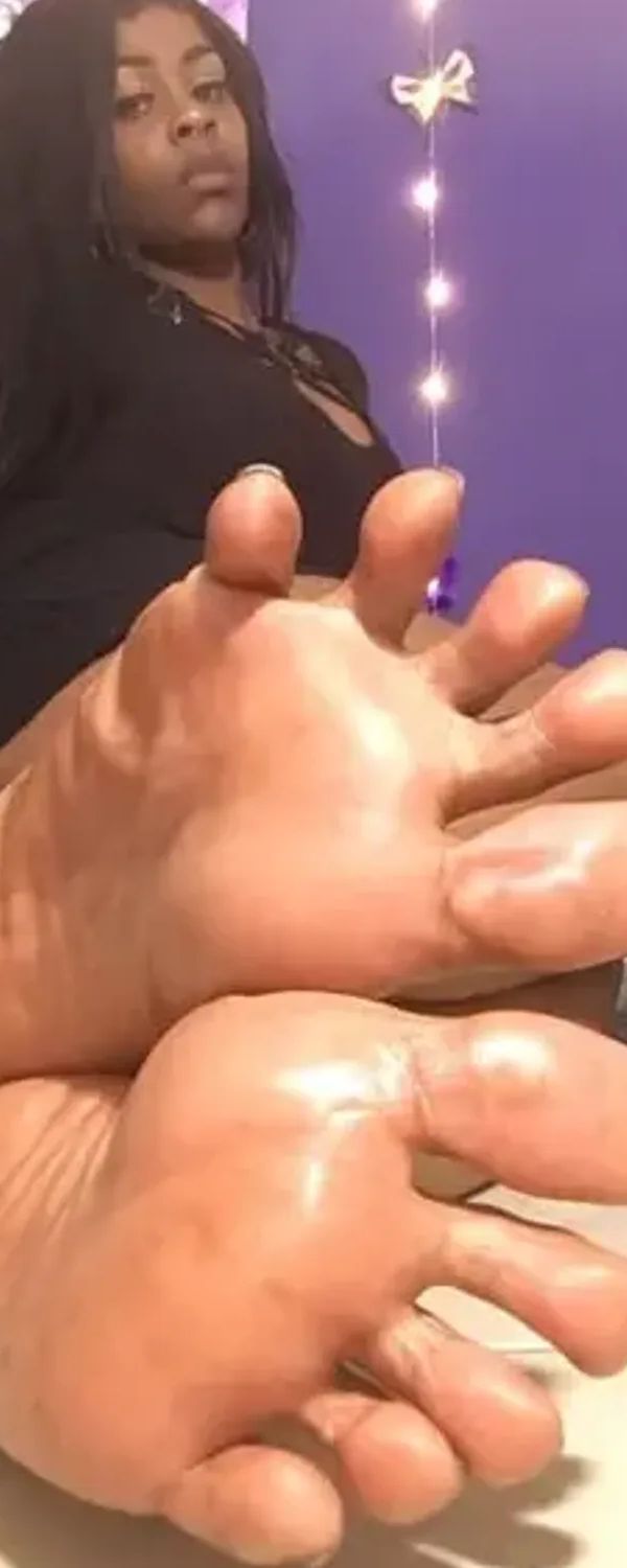 Queensizesexyfeet OnlyFans photo 1