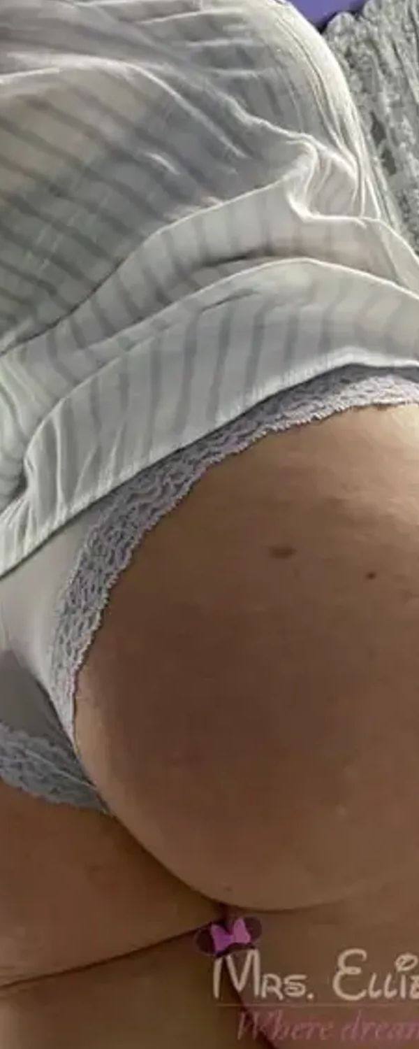 Ellie Brooks (🌴soccer Mom Next Door🌴) OnlyFans photo 1