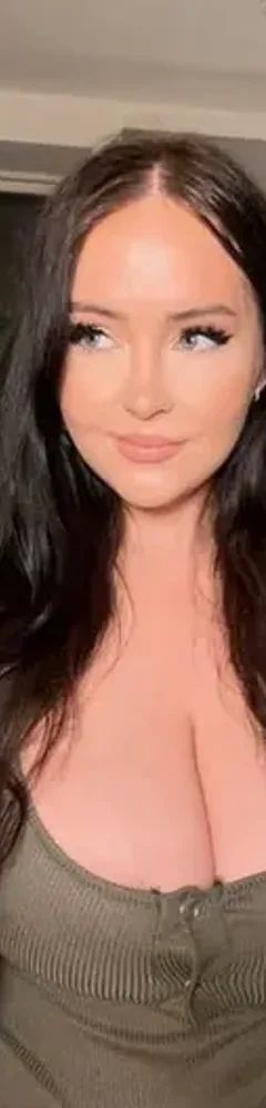 Evelyn White 🇬🇧 #1 BEST TITS
