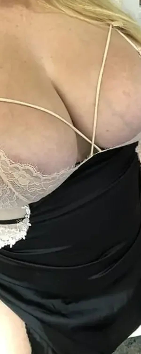 Busty OnlyFans photo 1