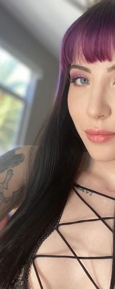 Charlotte 🌹 Your Goth Gf